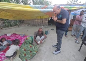 मृतक सोनू के परिजनों से मिले विधायक रोमी साहनी, आर्थिक सहायता के साथ आवास व अन्य सुविधाएं दिलाने का दिया भरोसा