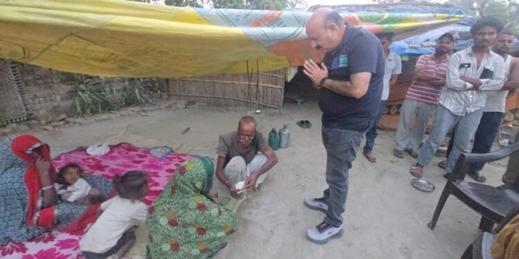 मृतक सोनू के परिजनों से मिले विधायक रोमी साहनी, आर्थिक सहायता के साथ आवास व अन्य सुविधाएं दिलाने का दिया भरोसा