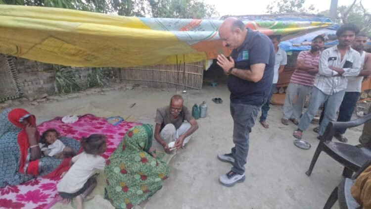 मृतक सोनू के परिजनों से मिले विधायक रोमी साहनी, आर्थिक सहायता के साथ आवास व अन्य सुविधाएं दिलाने का दिया भरोसा