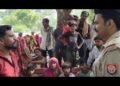 अटौरा में शव मिलने के बाद ग्रामीणों का प्रदर्शन, पुलिस चौकी का घेराव