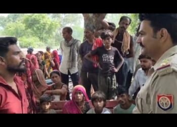 अटौरा में शव मिलने के बाद ग्रामीणों का प्रदर्शन, पुलिस चौकी का घेराव