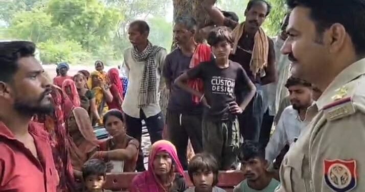 अटौरा में शव मिलने के बाद ग्रामीणों का प्रदर्शन, पुलिस चौकी का घेराव