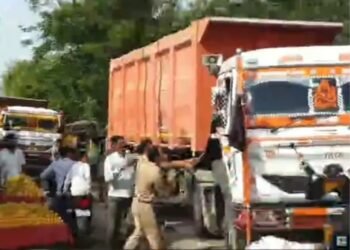 *ओवरलोडिंग पर टास्क फोर्स की सख्ती के बीच हंगामा, युवक ने लगाया मोबाइल छीनने का आरोप*