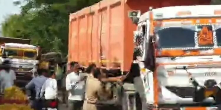 *ओवरलोडिंग पर टास्क फोर्स की सख्ती के बीच हंगामा, युवक ने लगाया मोबाइल छीनने का आरोप*