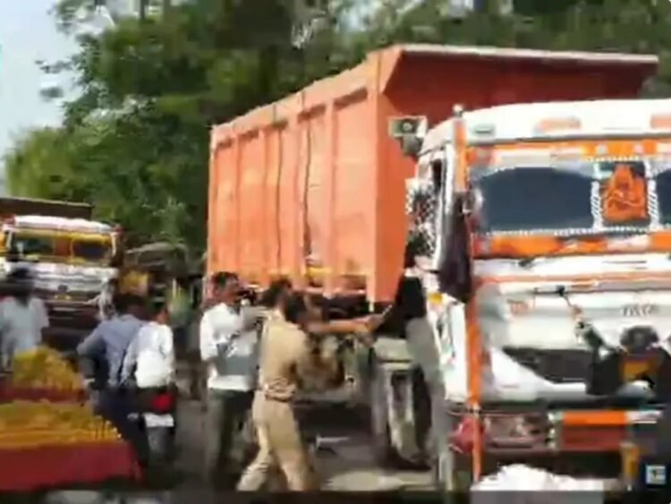 *ओवरलोडिंग पर टास्क फोर्स की सख्ती के बीच हंगामा, युवक ने लगाया मोबाइल छीनने का आरोप*