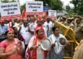 लखनऊ में मजदूरों का थाली बजाकर प्रदर्शन, जनभवन कूच से पहले पुलिस ने रोका; कल्याण बोर्ड की मांग