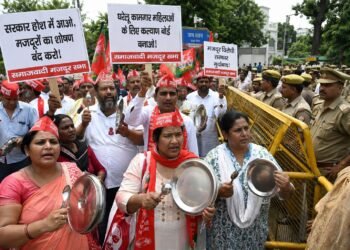 लखनऊ में मजदूरों का थाली बजाकर प्रदर्शन, जनभवन कूच से पहले पुलिस ने रोका; कल्याण बोर्ड की मांग