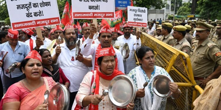 लखनऊ में मजदूरों का थाली बजाकर प्रदर्शन, जनभवन कूच से पहले पुलिस ने रोका; कल्याण बोर्ड की मांग