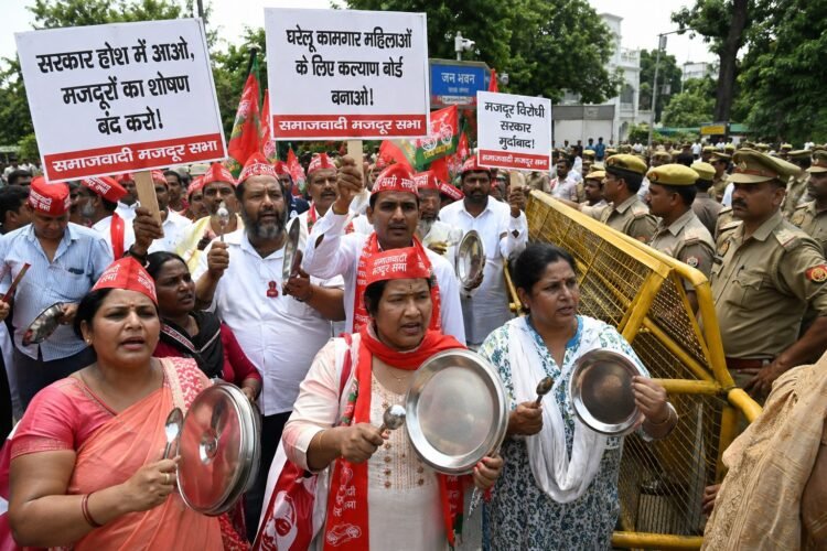 लखनऊ में मजदूरों का थाली बजाकर प्रदर्शन, जनभवन कूच से पहले पुलिस ने रोका; कल्याण बोर्ड की मांग