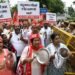 लखनऊ में मजदूरों का थाली बजाकर प्रदर्शन, जनभवन कूच से पहले पुलिस ने रोका; कल्याण बोर्ड की मांग