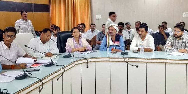 फतेहपुर में पराली जलाने पर शिकंजा, नियमों की अनदेखी करने वाले हार्वेस्टर पर होगी कार्रवाई