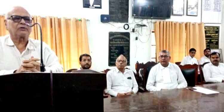 फतेहपुर में वकीलों ने खोला मोर्चा, मांगों को लेकर न्यायिक कार्य से दूरी का ऐलान