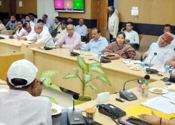 फतेहपुर में पराली जलाने पर सख्ती, किसान के साथ लेखपाल पर भी होगी कार्रवाई