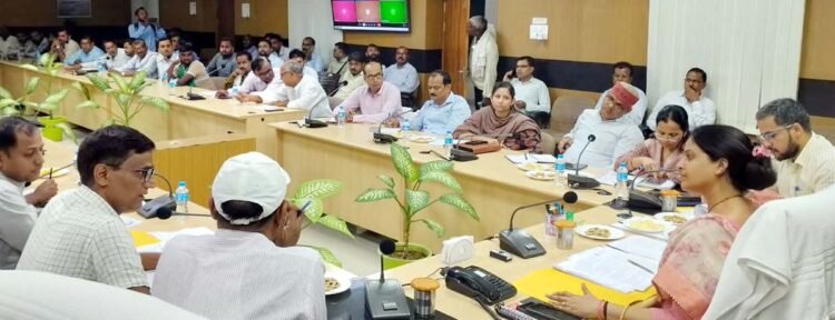 फतेहपुर में पराली जलाने पर सख्ती, किसान के साथ लेखपाल पर भी होगी कार्रवाई