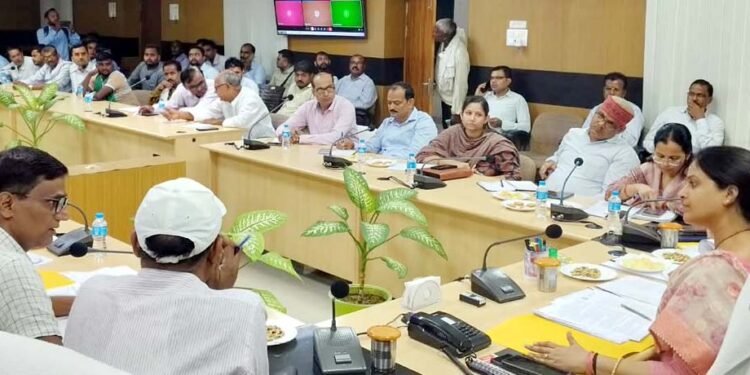 फतेहपुर में पराली जलाने पर सख्ती, किसान के साथ लेखपाल पर भी होगी कार्रवाई