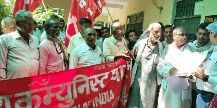 खागा में वामदलों ने किया प्रदर्शन, सहारनपुर मस्जिद मामले को लेकर सरकार के खिलाफ जताई नाराजगी