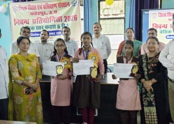 फतेहपुर में छात्राओं ने निबंध लेखन में दिखाया हुनर, दिव्यांशी सिंह ने मारी बाजी