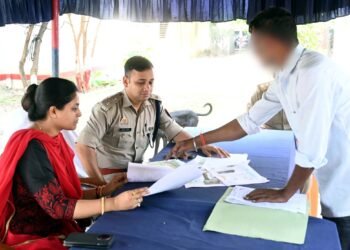 थरियांव में डीएम-एसपी ने सुनीं जनसमस्याएं, 12 शिकायतों का मौके पर समाधान