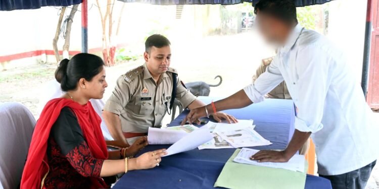 थरियांव में डीएम-एसपी ने सुनीं जनसमस्याएं, 12 शिकायतों का मौके पर समाधान