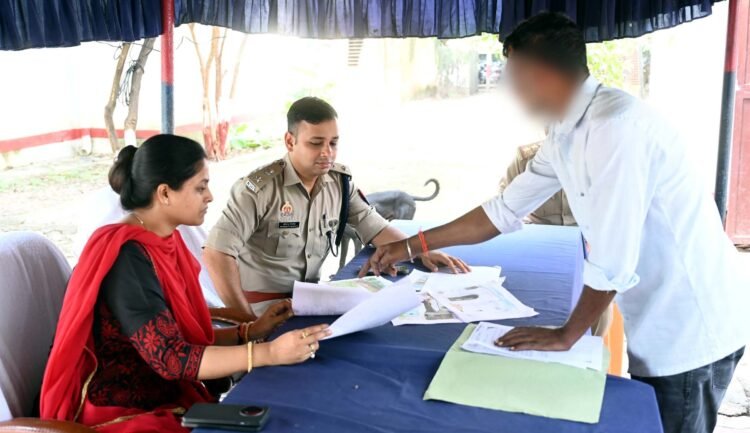 थरियांव में डीएम-एसपी ने सुनीं जनसमस्याएं, 12 शिकायतों का मौके पर समाधान
