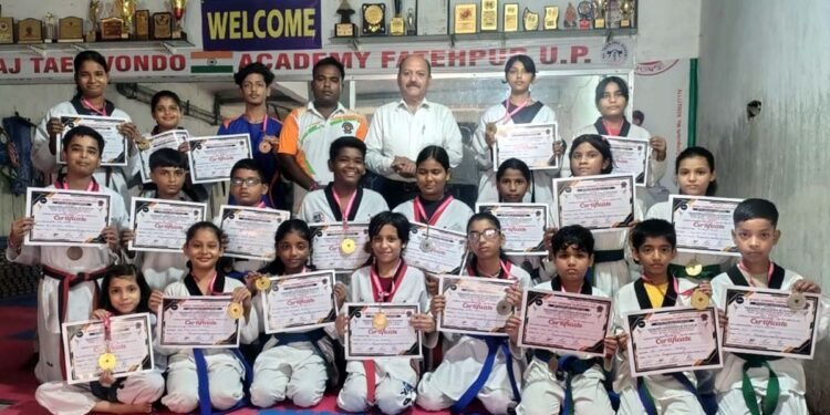 फतेहपुर के ताइक्वांडो खिलाड़ियों ने मचाया धमाल, 21 खिलाड़ियों ने पदक जीतकर जिले का नाम किया रोशन