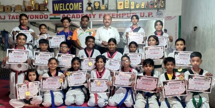 फतेहपुर के ताइक्वांडो खिलाड़ियों ने मचाया धमाल, 21 खिलाड़ियों ने पदक जीतकर जिले का नाम किया रोशन