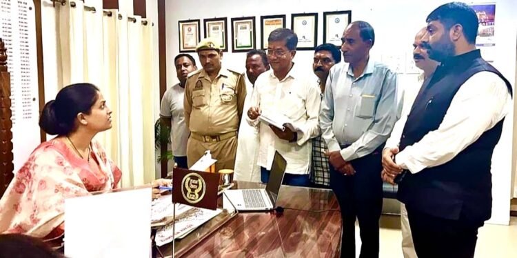 फतेहपुर में जाम और यातायात व्यवस्था को लेकर व्यापार मंडल ने उठाई आवाज, प्रशासन को सौंपा ज्ञापन