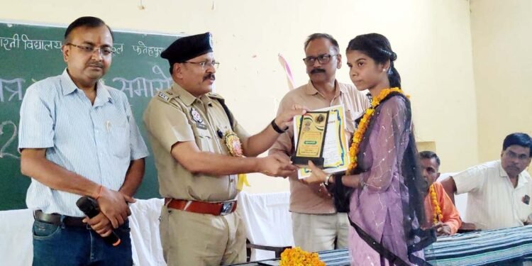फतेहपुर में प्रतिभाओं का हुआ सम्मान, मेधावी विद्यार्थियों के साथ शिक्षकों को भी मिला गौरव