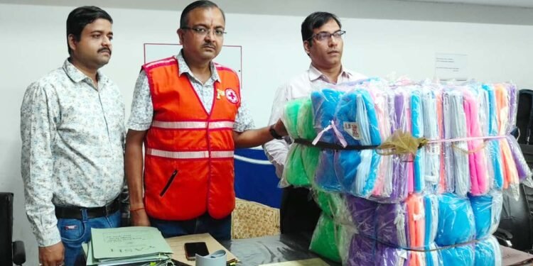 बाढ़ पीड़ितों को मिली राहत, बिंदकी क्षेत्र में 102 मच्छरदानियां वितरित