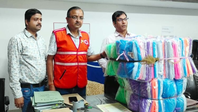 बाढ़ पीड़ितों को मिली राहत, बिंदकी क्षेत्र में 102 मच्छरदानियां वितरित