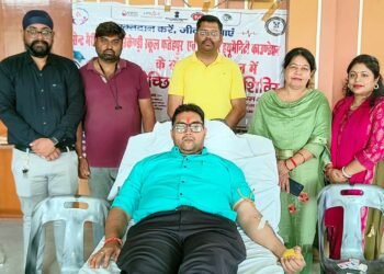 रक्तदान कर युवाओं और अभिभावकों ने दिया सेवा का संदेश, रक्तदाताओं को मिला सम्मान
