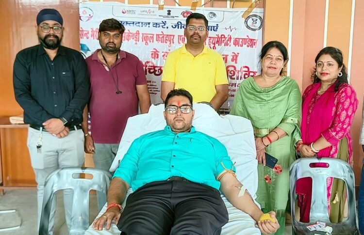 रक्तदान कर युवाओं और अभिभावकों ने दिया सेवा का संदेश, रक्तदाताओं को मिला सम्मान