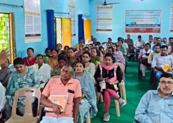 शिक्षकों को सिखाया गया सीपीआर, बारिश में बीमारियों से बचाव की दी गई जानकारी