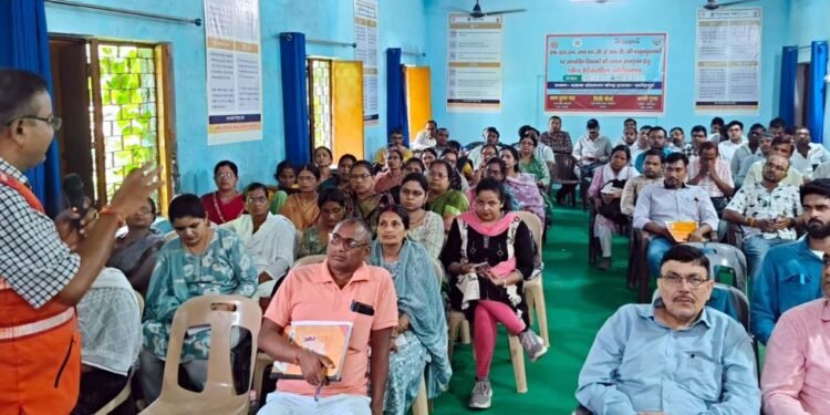 शिक्षकों को सिखाया गया सीपीआर, बारिश में बीमारियों से बचाव की दी गई जानकारी