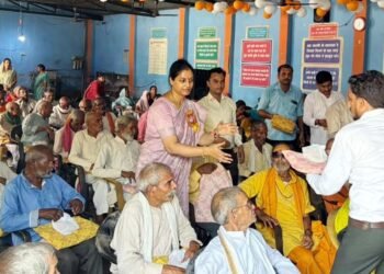 फतेहपुर में बुजुर्गों के बीच पहुंचीं डीएम, फल और कपड़े बांटकर जाना वृद्धजनों का हाल