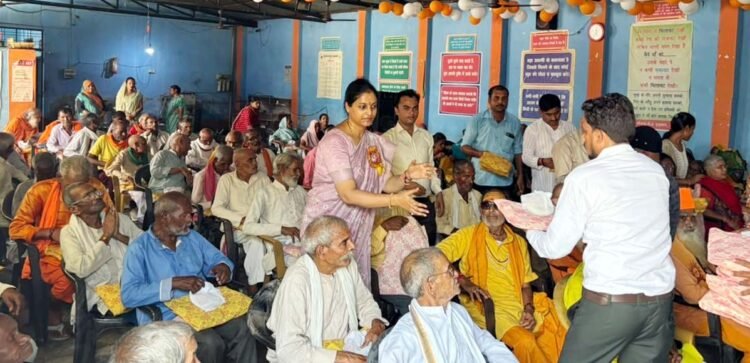 फतेहपुर में बुजुर्गों के बीच पहुंचीं डीएम, फल और कपड़े बांटकर जाना वृद्धजनों का हाल
