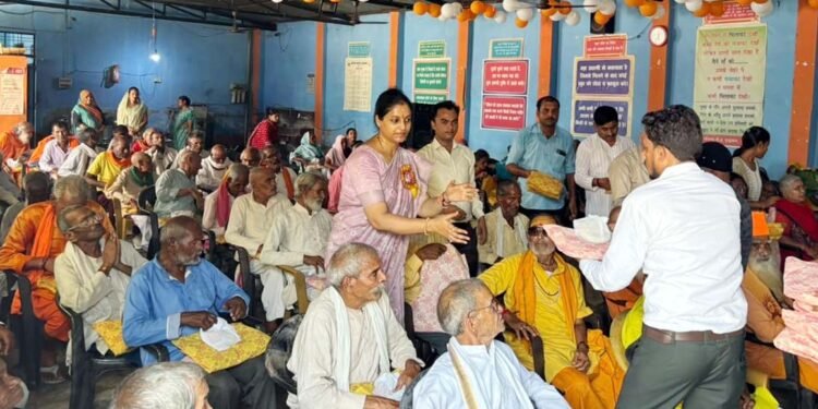 फतेहपुर में बुजुर्गों के बीच पहुंचीं डीएम, फल और कपड़े बांटकर जाना वृद्धजनों का हाल