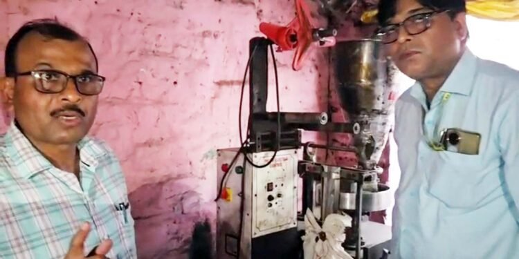 फतेहपुर में खाद्य विभाग का छापा, विमल नाम की पैकिंग में तैयार हो रही थी सुपारी; 70 किलो माल जब्त