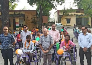 पलिया में ‘सेवा संकल्प अभियान’ के तहत दिव्यांगजनों को बांटे गए कृत्रिम अंग और सहायक उपकरण, विधायक रोमी साहनी ने किया वितरण