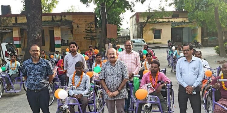 पलिया में ‘सेवा संकल्प अभियान’ के तहत दिव्यांगजनों को बांटे गए कृत्रिम अंग और सहायक उपकरण, विधायक रोमी साहनी ने किया वितरण