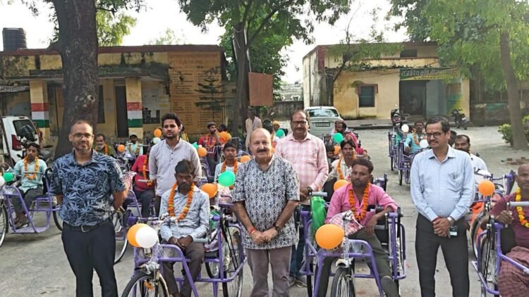 पलिया में ‘सेवा संकल्प अभियान’ के तहत दिव्यांगजनों को बांटे गए कृत्रिम अंग और सहायक उपकरण, विधायक रोमी साहनी ने किया वितरण