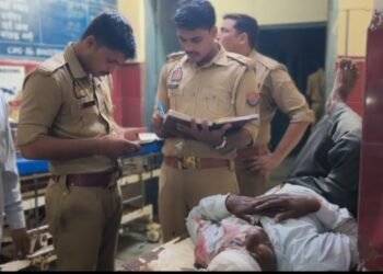 रायबरेली में सड़क हादसा: खड़ी डीसीएम से टकराया ई-रिक्शा, एक श्रद्धालु की मौत, छह घायल