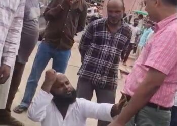 लहरपुर नगर पालिका में सभासद आफताब अहमद का आत्मदाह का प्रयास, सड़क निर्माण की मांग को लेकर गेट पर दिया धरना