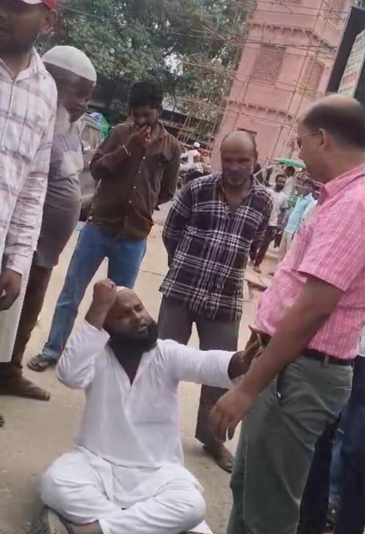 लहरपुर नगर पालिका में सभासद आफताब अहमद का आत्मदाह का प्रयास, सड़क निर्माण की मांग को लेकर गेट पर दिया धरना
